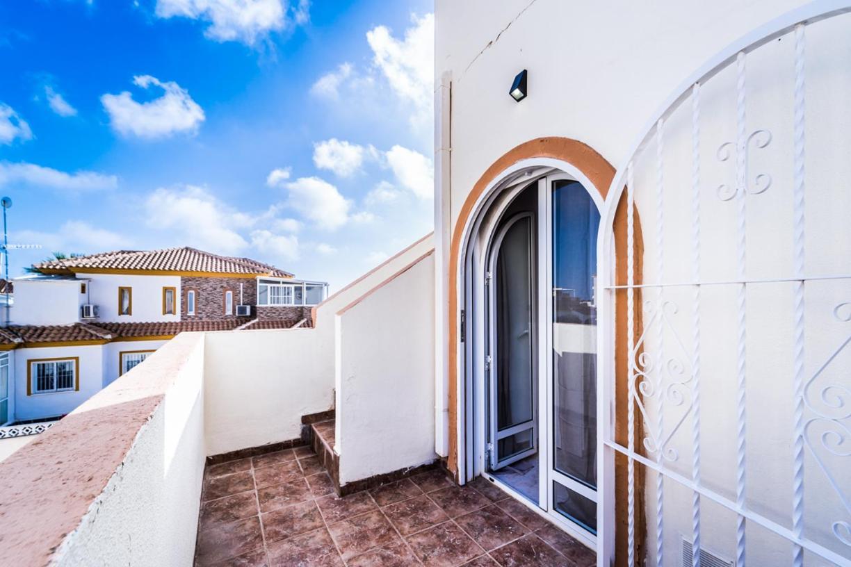 Modern Sunny Corner Townhouse With Spacious Garden, Private Rooftop Terrace, And Stunning Views Villa Alicante Exterior photo